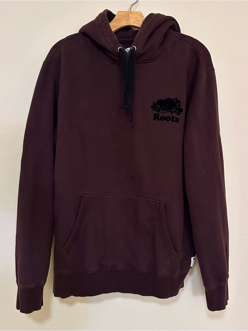 Roots Canada Sweatshirt Hoodie Pullover Men’s M Burgundy Purple Beaver Leaf Logo